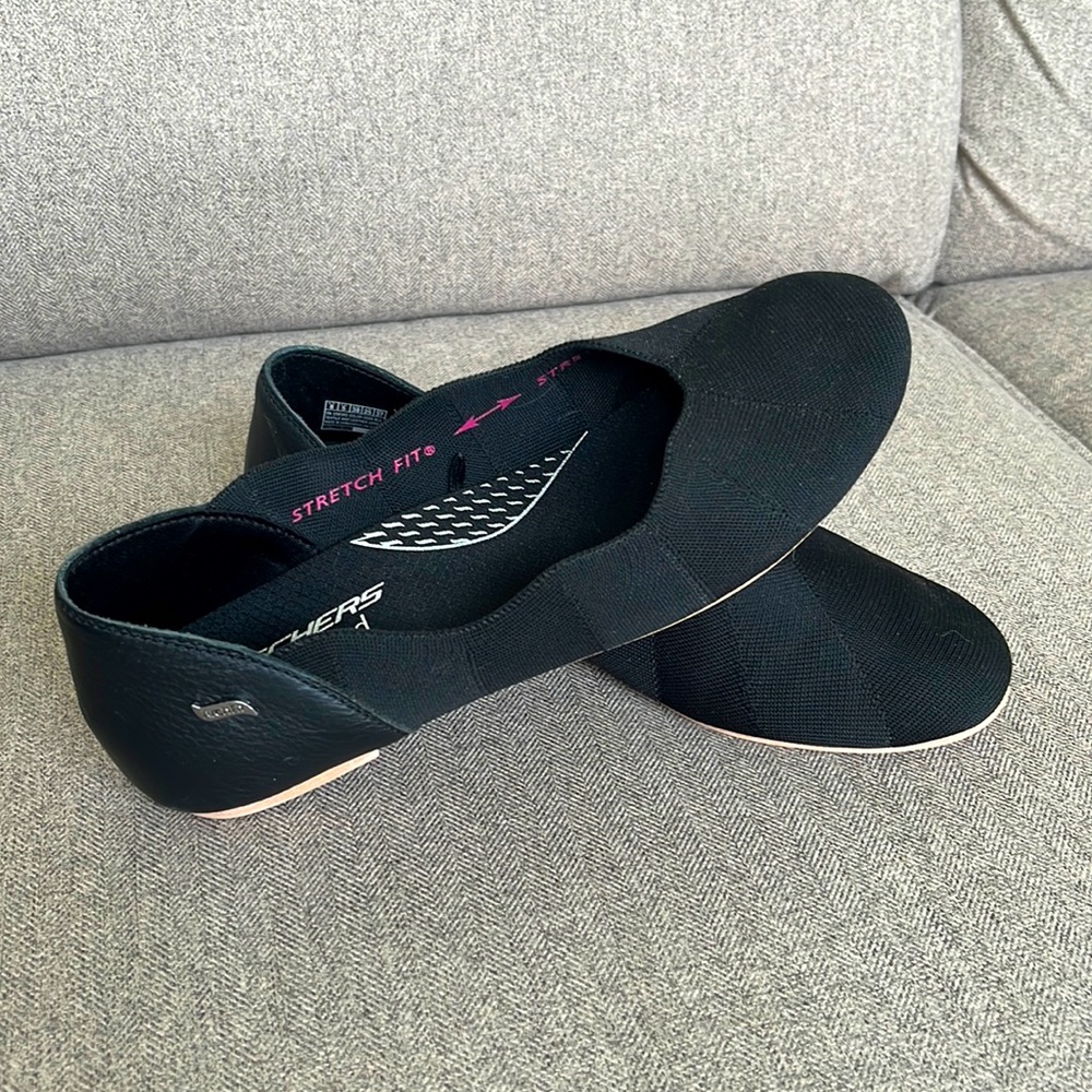 Skechers round-toe black ballet flats